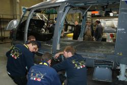 Grand entretien pour un hélico de la marine française par une équipe de jeunes techniciens...